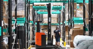 Automação logística no setor de descartáveis: benefícios e desafios
