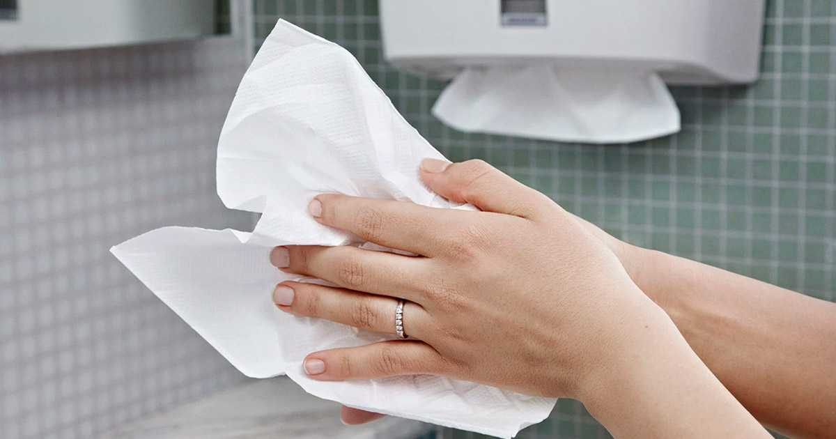 Qual a diferença entre papel toalha interfolha e bobina?