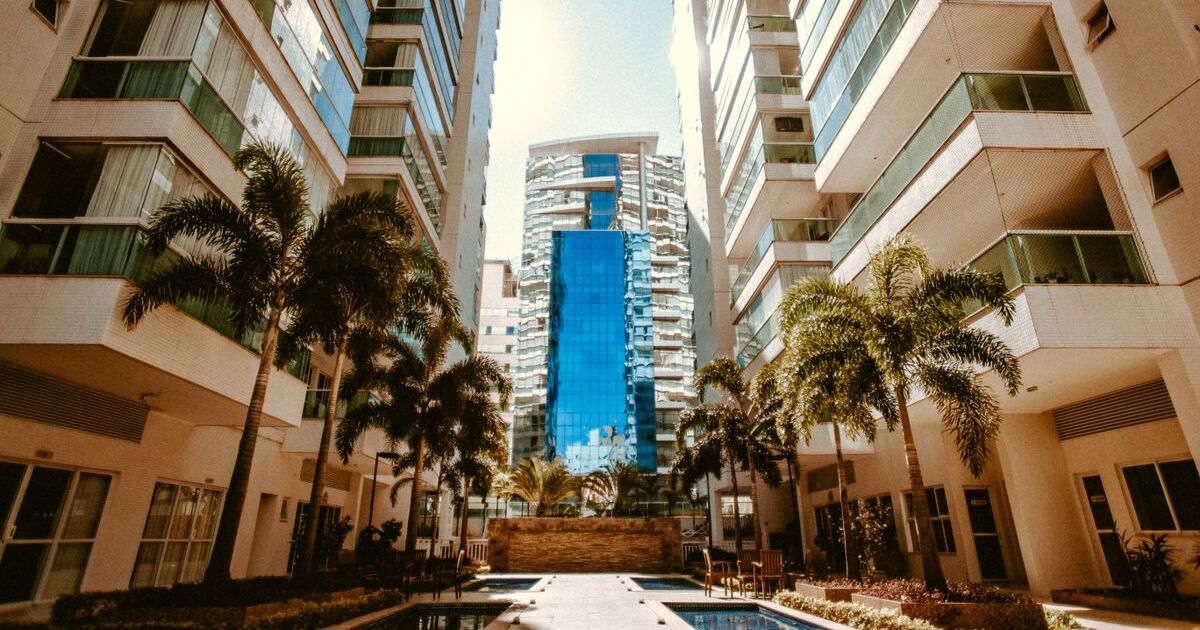 Como vender papéis descartáveis para condomínios e administradoras: estratégia B2B e recorrência